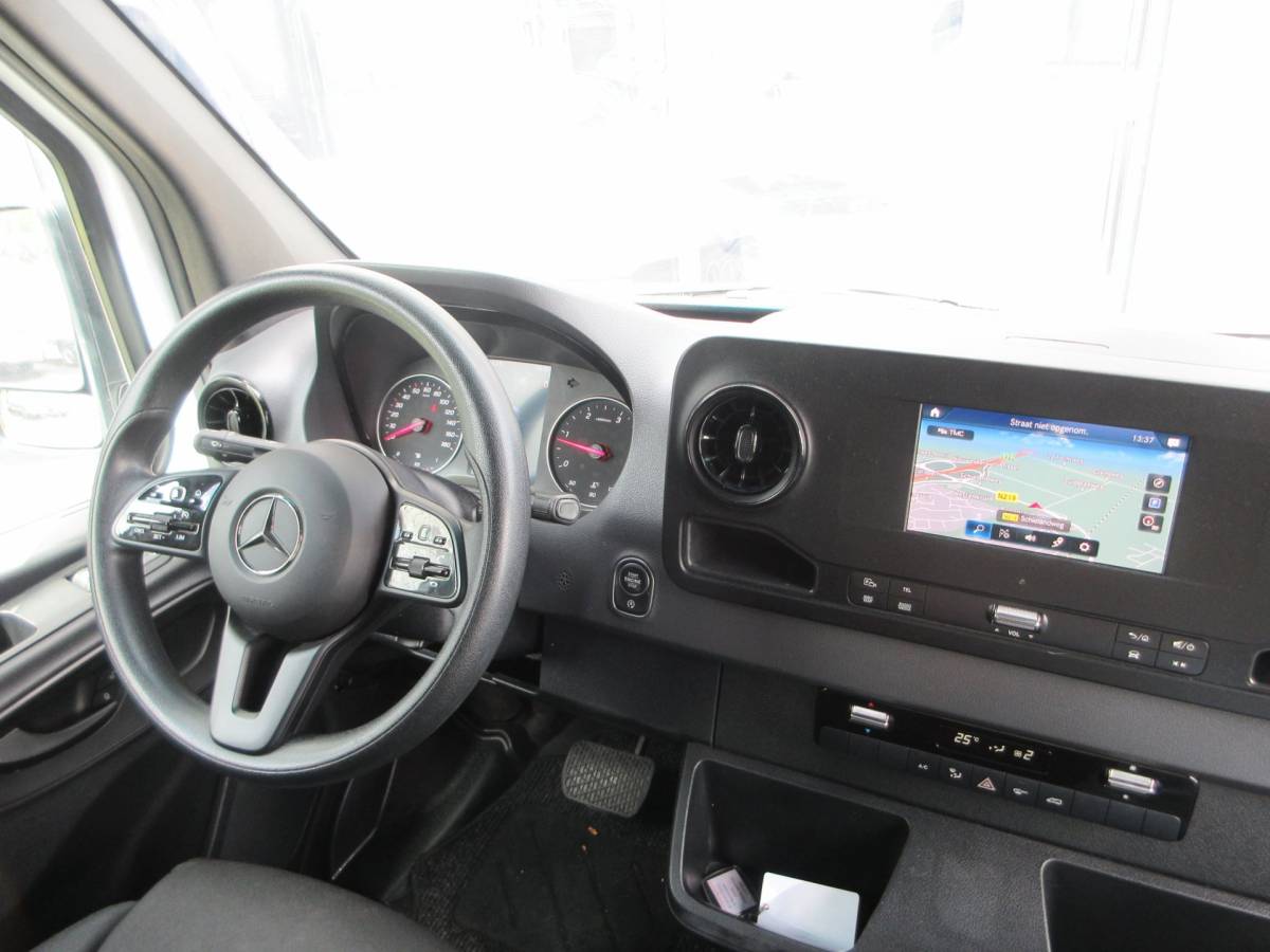 Mercedes-Benz Sprinter Mercedes-Benz Sprinter 215 CDI L2H2 Airco, Camera, Navigatie ,Trekhaak ,3-Zits.