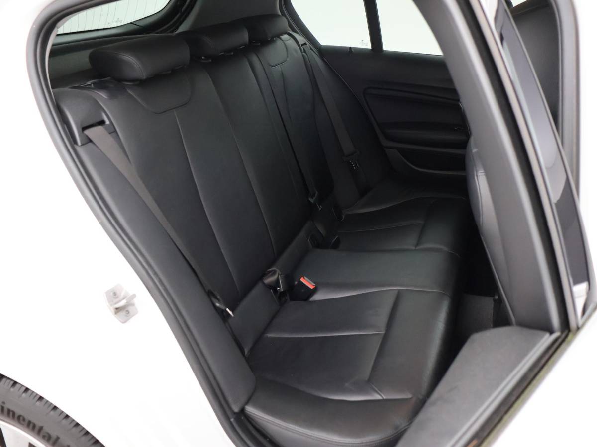 BMW 1 Serie BMW 1-serie 120i 184 PK H.E. LUXURY AUT. + DRAADLOZE CARPLAY | LEDER | STOELVERW. | AFN. TREKHAAK