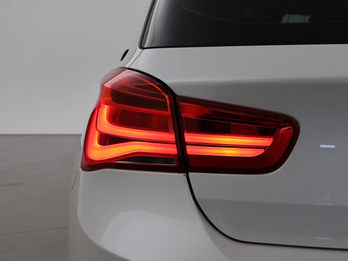 BMW 1 Serie BMW 1-serie 120i 184 PK H.E. LUXURY AUT. + DRAADLOZE CARPLAY | LEDER | STOELVERW. | AFN. TREKHAAK