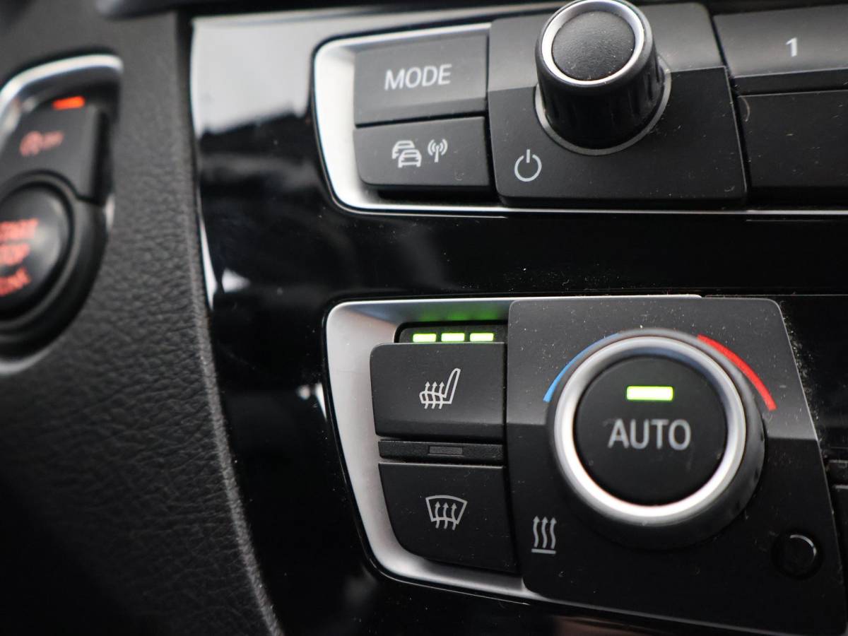 BMW 1 Serie BMW 1-serie 120i 184 PK H.E. LUXURY AUT. + DRAADLOZE CARPLAY | LEDER | STOELVERW. | AFN. TREKHAAK
