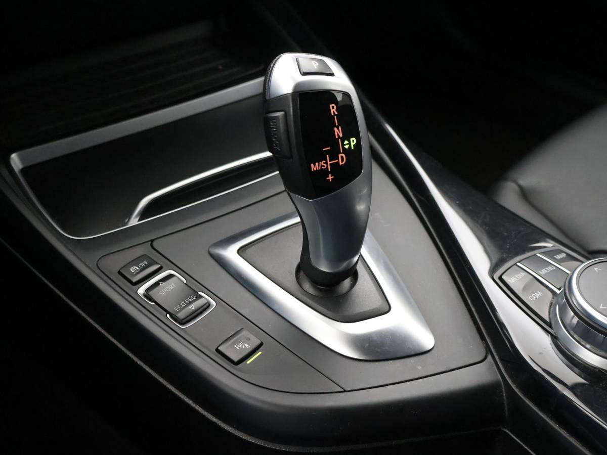 BMW 1 Serie BMW 1-serie 120i 184 PK H.E. LUXURY AUT. + DRAADLOZE CARPLAY | LEDER | STOELVERW. | AFN. TREKHAAK
