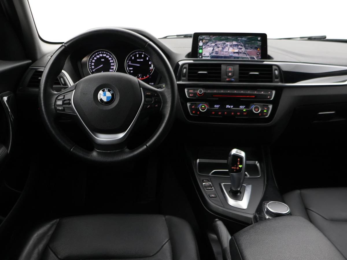 BMW 1 Serie BMW 1-serie 120i 184 PK H.E. LUXURY AUT. + DRAADLOZE CARPLAY | LEDER | STOELVERW. | AFN. TREKHAAK