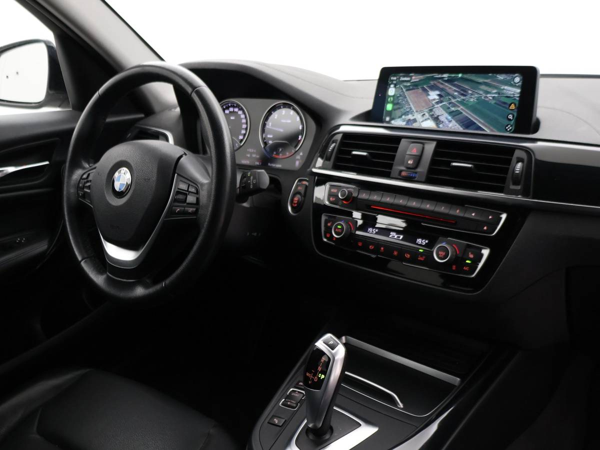 BMW 1 Serie BMW 1-serie 120i 184 PK H.E. LUXURY AUT. + DRAADLOZE CARPLAY | LEDER | STOELVERW. | AFN. TREKHAAK