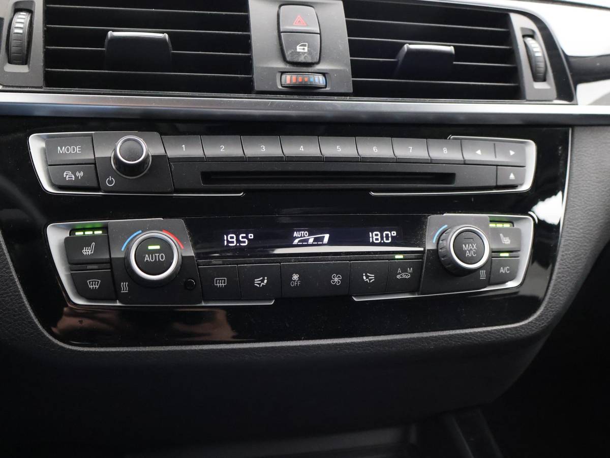 BMW 1 Serie BMW 1-serie 120i 184 PK H.E. LUXURY AUT. + DRAADLOZE CARPLAY | LEDER | STOELVERW. | AFN. TREKHAAK