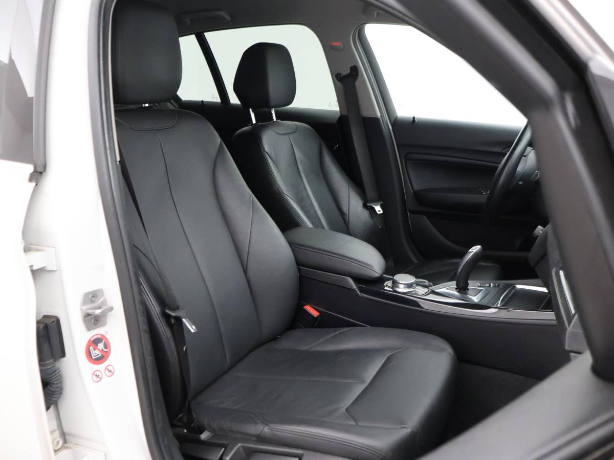 BMW 1 Serie BMW 1-serie 120i 184 PK H.E. LUXURY AUT. + DRAADLOZE CARPLAY | LEDER | STOELVERW. | AFN. TREKHAAK