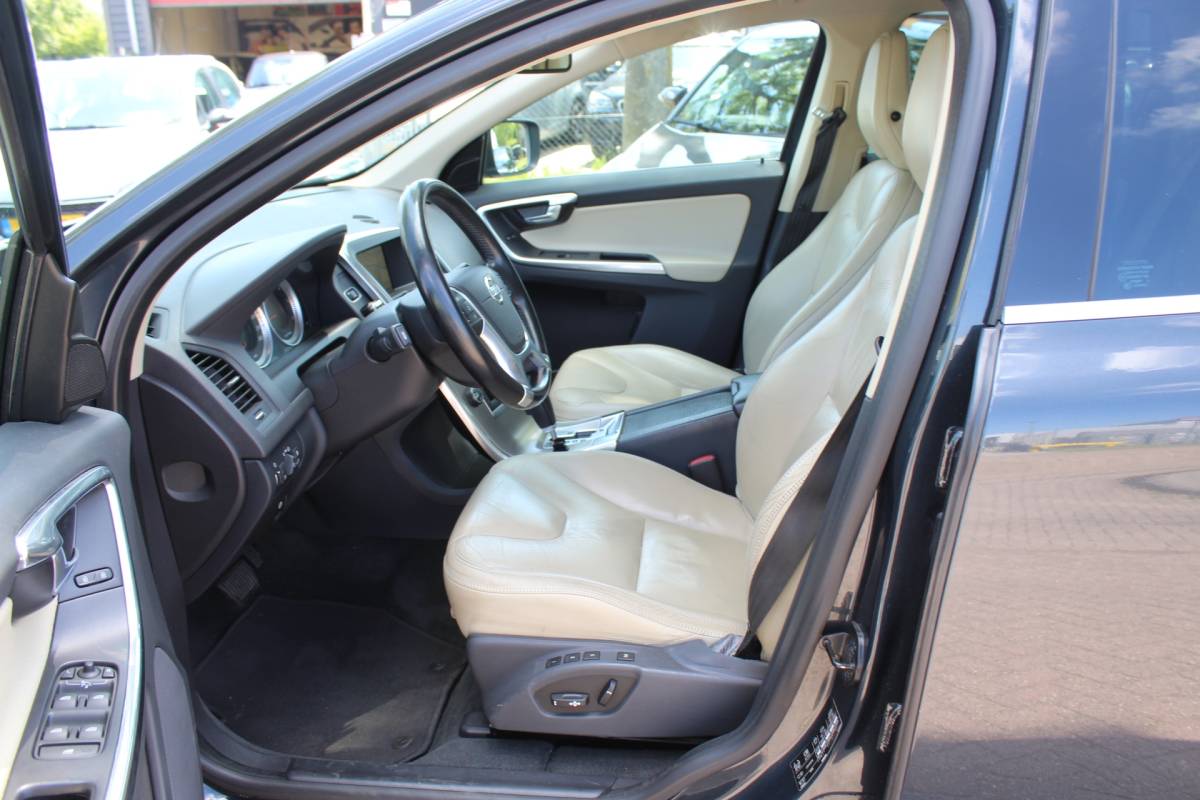 Volvo XC60 Volvo XC60 2.4 D5 AWD Summum automaat leder trekhaak pano multimedia 4×4