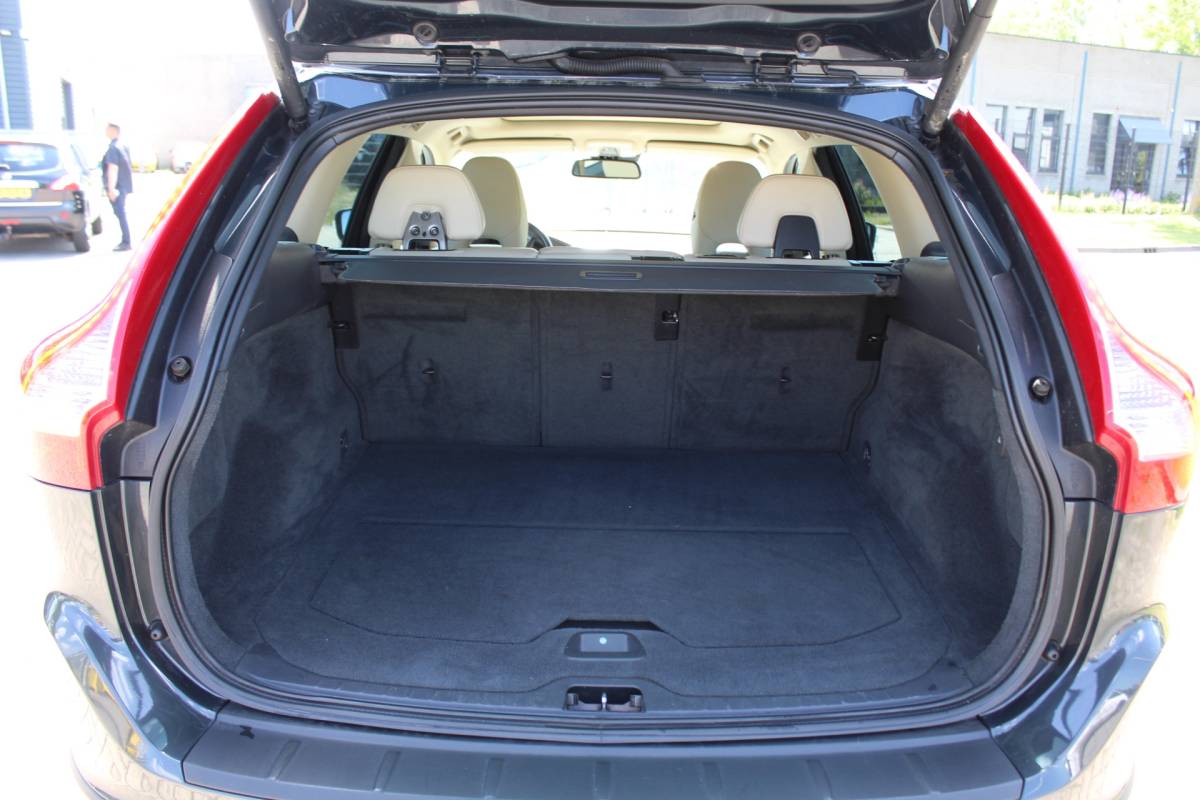 Volvo XC60 Volvo XC60 2.4 D5 AWD Summum automaat leder trekhaak pano multimedia 4×4