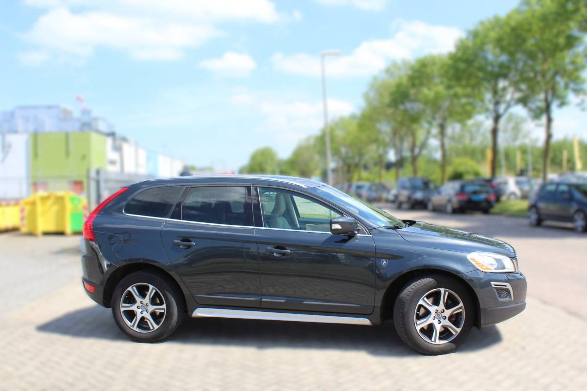 Volvo XC60 Volvo XC60 2.4 D5 AWD Summum automaat leder trekhaak pano multimedia 4×4