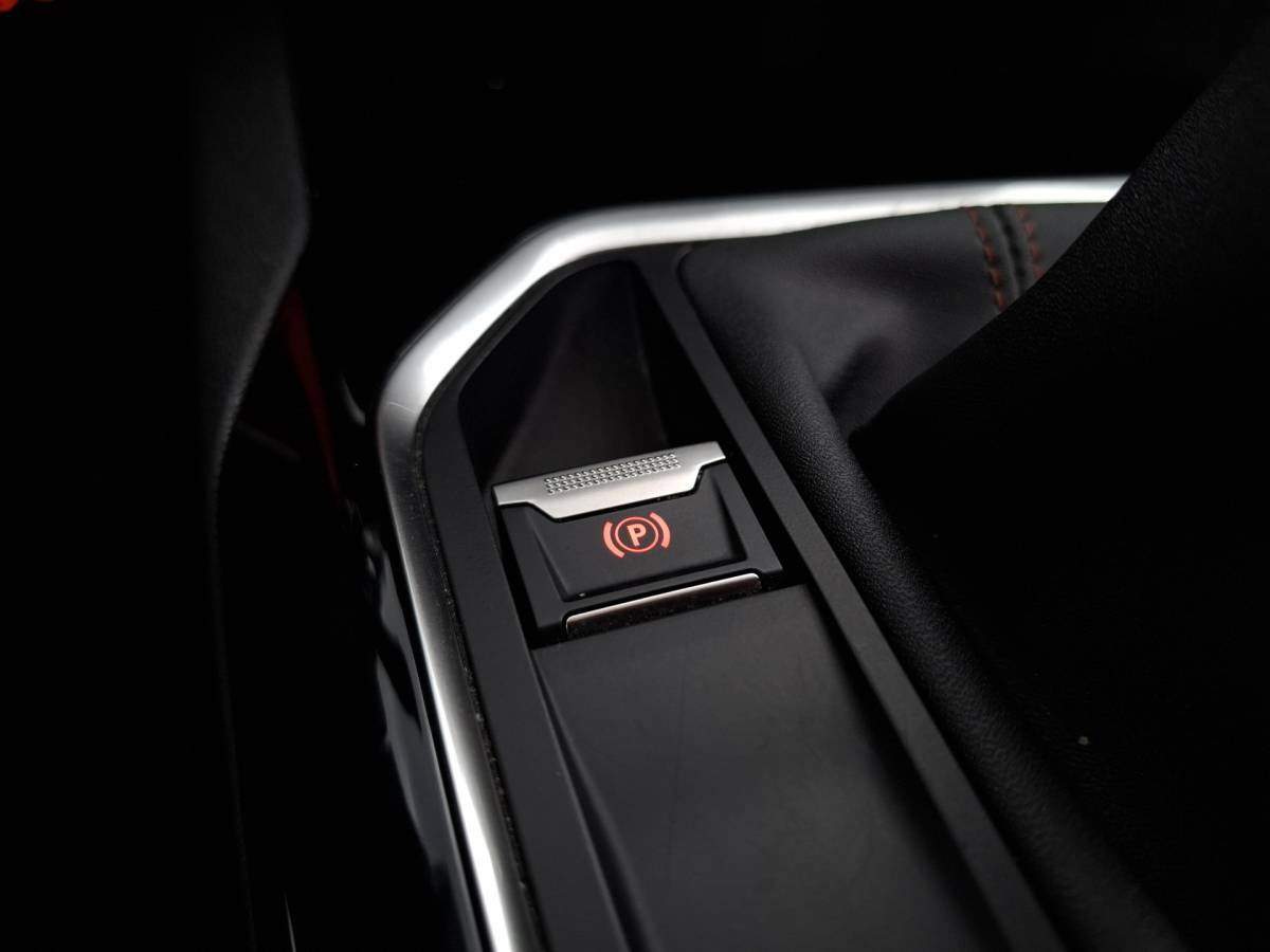 Peugeot 3008 Peugeot 3008 1.2 PureTech Access VIRTUAL COCKPIT LED CRUISE AIRCO TREKHAAK