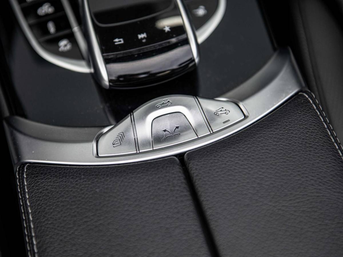 Mercedes-Benz C-Klasse Mercedes C-klasse Cabrio C43 AMG 367PK Speedshift 4MATIC Burmester Stoelkoeling Airscarf Sportuitlaat Memory