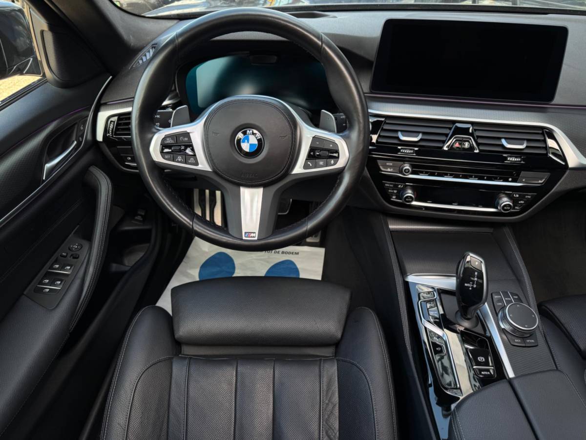 BMW 5 Serie BMW 5-serie Touring 530i M-Sport / Pano / ACC
