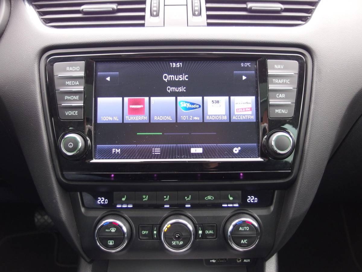 Škoda Octavia Škoda Octavia Combi Combi 1.2 TSI Greentech Elegance Businessline AUTOMAAT / TREKHAAK / RS-STOELEN /  XENON / PANORAMADAK / CANTON / KEYLESS / STOELVERW / GR NAVI / NL-AUTO