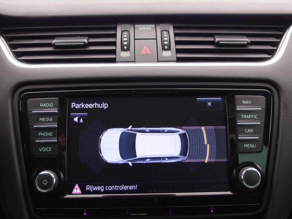 Škoda Octavia Škoda Octavia Combi Combi 1.2 TSI Greentech Elegance Businessline AUTOMAAT / TREKHAAK / RS-STOELEN /  XENON / PANORAMADAK / CANTON / KEYLESS / STOELVERW / GR NAVI / NL-AUTO