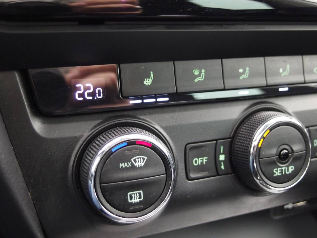 Škoda Octavia Škoda Octavia Combi Combi 1.2 TSI Greentech Elegance Businessline AUTOMAAT / TREKHAAK / RS-STOELEN /  XENON / PANORAMADAK / CANTON / KEYLESS / STOELVERW / GR NAVI / NL-AUTO