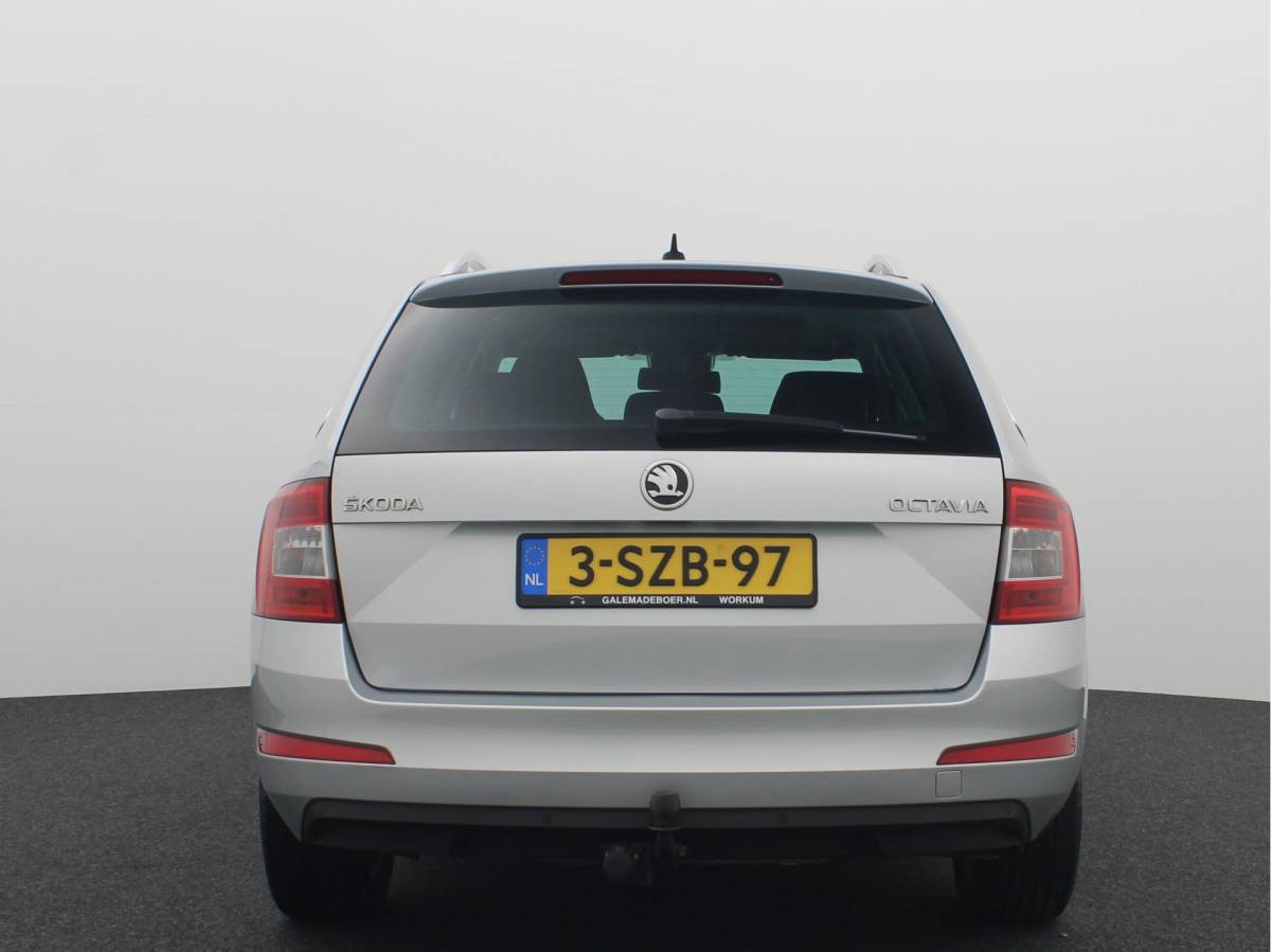 Škoda Octavia Škoda Octavia Combi Combi 1.2 TSI Greentech Elegance Businessline AUTOMAAT / TREKHAAK / RS-STOELEN /  XENON / PANORAMADAK / CANTON / KEYLESS / STOELVERW / GR NAVI / NL-AUTO