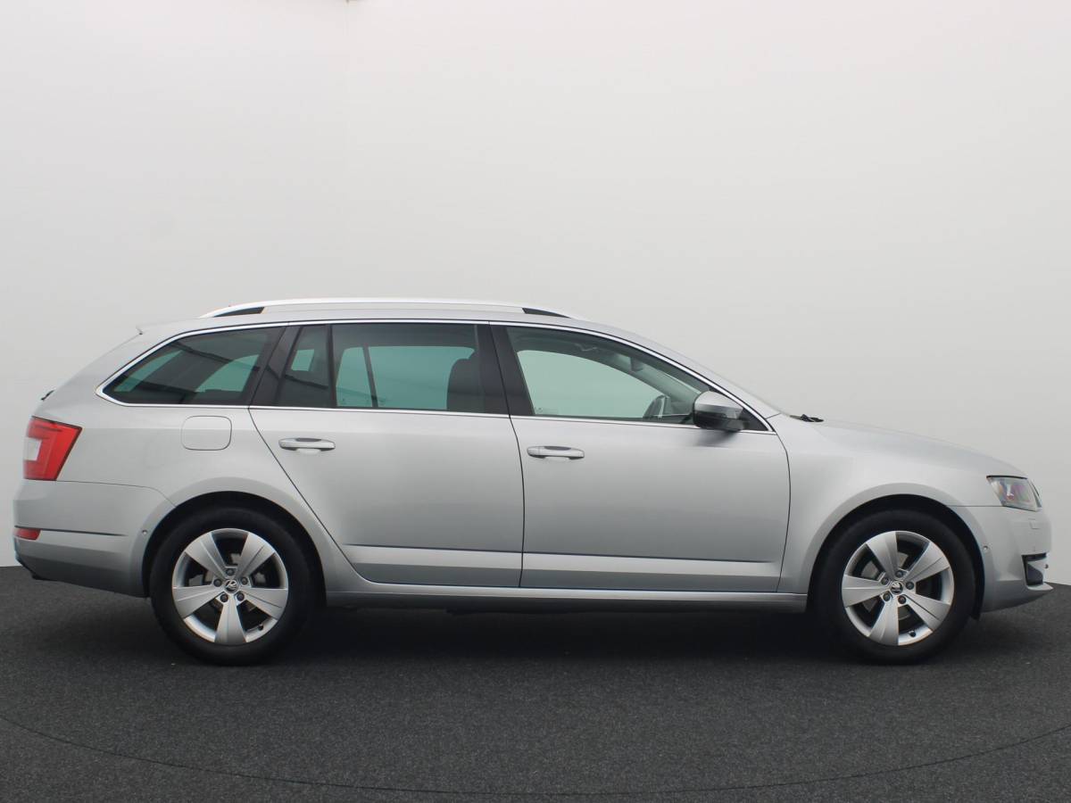 Škoda Octavia Škoda Octavia Combi Combi 1.2 TSI Greentech Elegance Businessline AUTOMAAT / TREKHAAK / RS-STOELEN /  XENON / PANORAMADAK / CANTON / KEYLESS / STOELVERW / GR NAVI / NL-AUTO