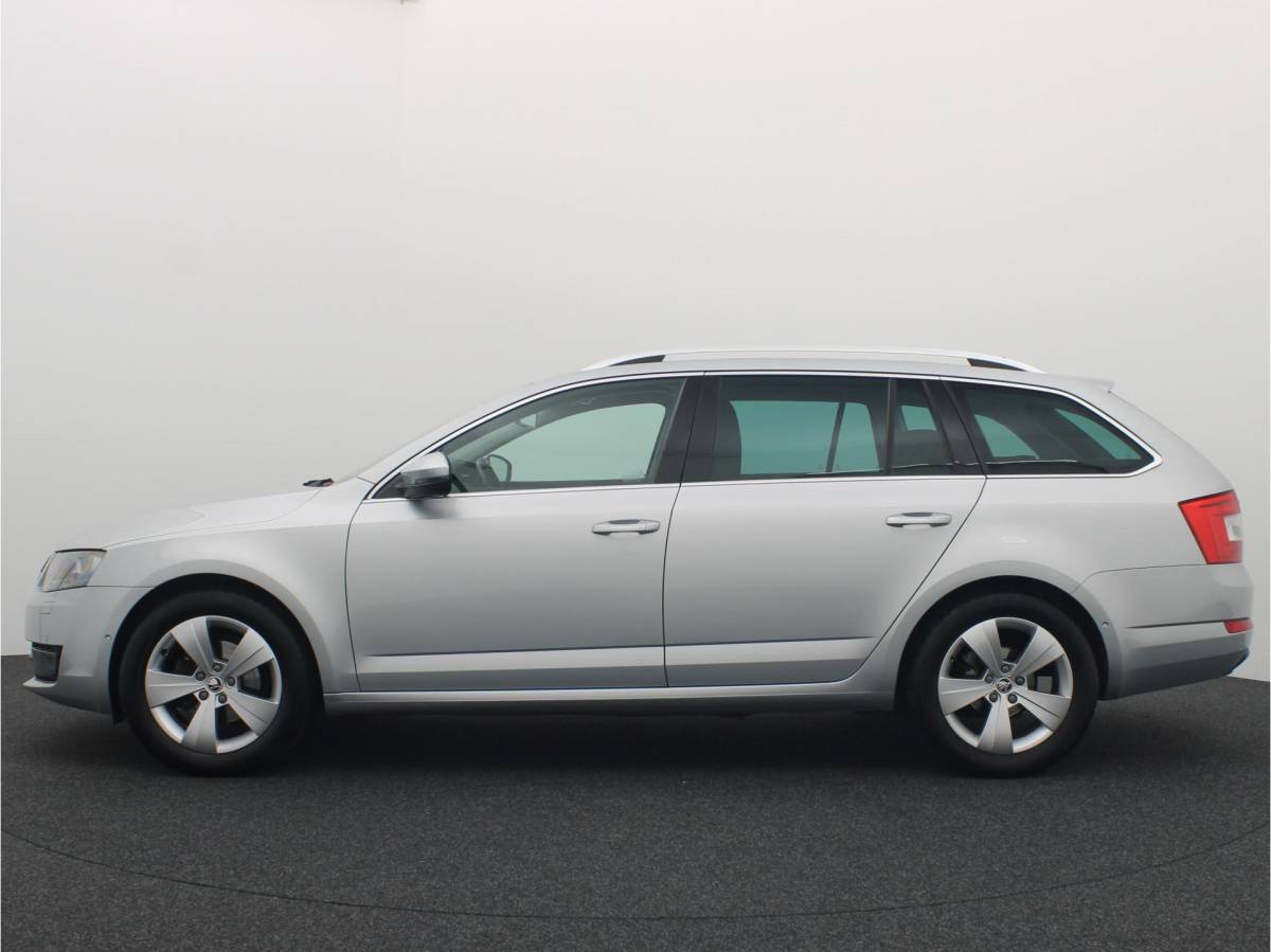 Škoda Octavia Škoda Octavia Combi Combi 1.2 TSI Greentech Elegance Businessline AUTOMAAT / TREKHAAK / RS-STOELEN /  XENON / PANORAMADAK / CANTON / KEYLESS / STOELVERW / GR NAVI / NL-AUTO
