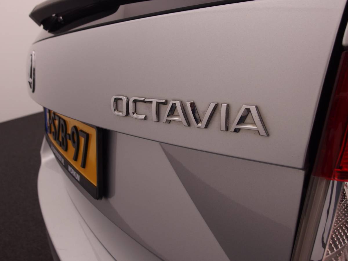 Škoda Octavia Škoda Octavia Combi Combi 1.2 TSI Greentech Elegance Businessline AUTOMAAT / TREKHAAK / RS-STOELEN /  XENON / PANORAMADAK / CANTON / KEYLESS / STOELVERW / GR NAVI / NL-AUTO