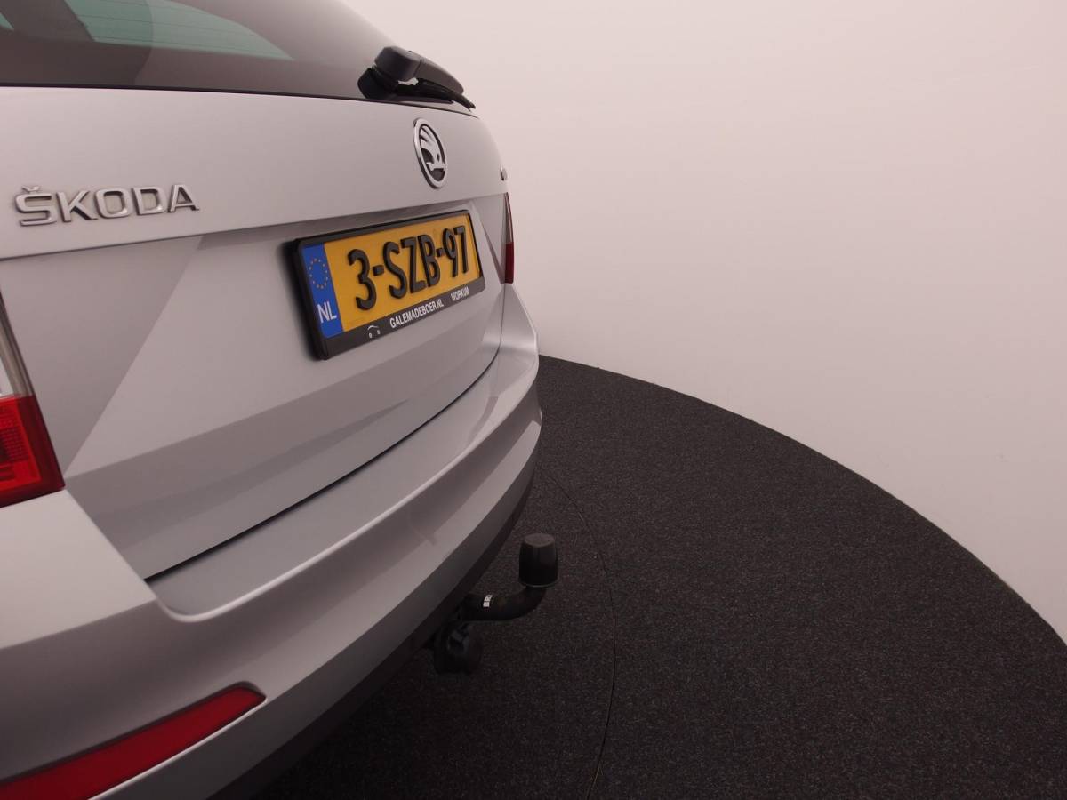 Škoda Octavia Škoda Octavia Combi Combi 1.2 TSI Greentech Elegance Businessline AUTOMAAT / TREKHAAK / RS-STOELEN /  XENON / PANORAMADAK / CANTON / KEYLESS / STOELVERW / GR NAVI / NL-AUTO