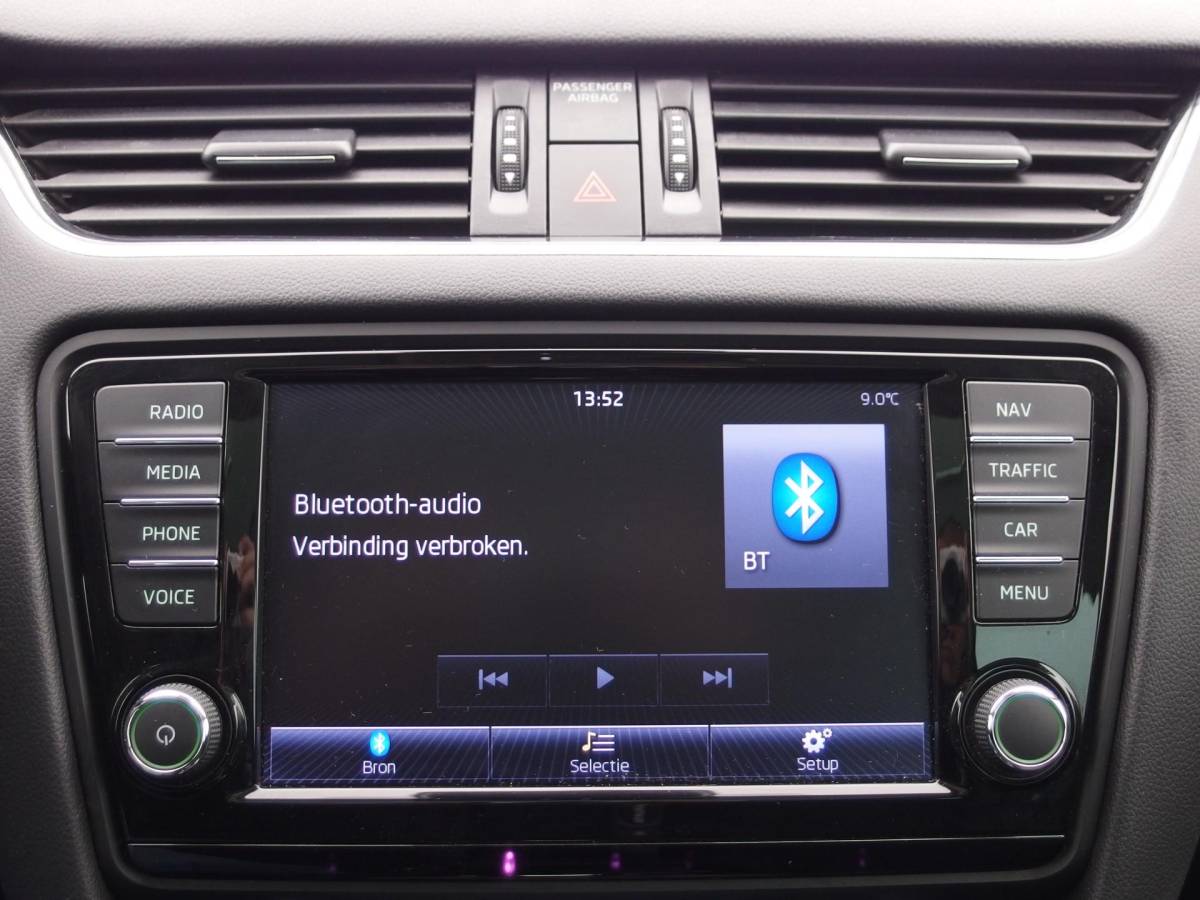 Škoda Octavia Škoda Octavia Combi Combi 1.2 TSI Greentech Elegance Businessline AUTOMAAT / TREKHAAK / RS-STOELEN /  XENON / PANORAMADAK / CANTON / KEYLESS / STOELVERW / GR NAVI / NL-AUTO