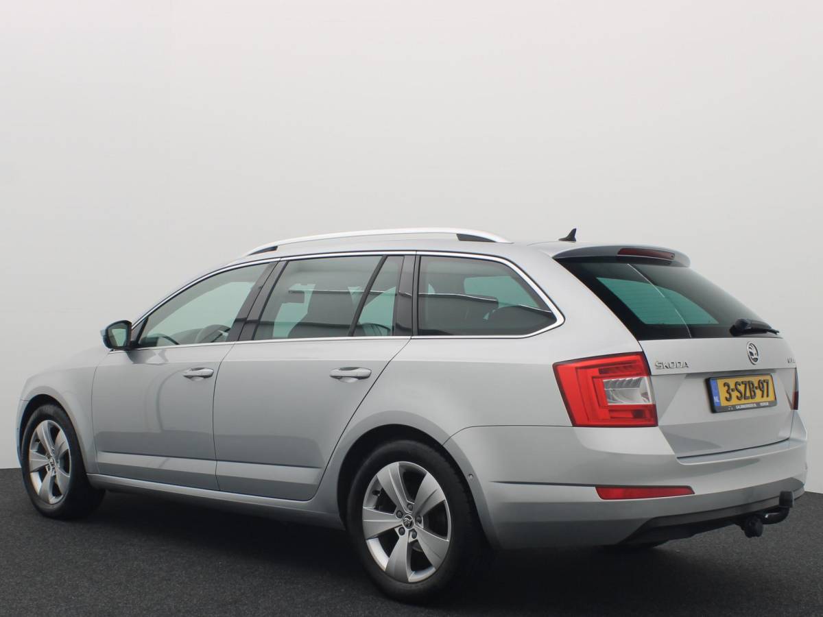 Škoda Octavia Škoda Octavia Combi Combi 1.2 TSI Greentech Elegance Businessline AUTOMAAT / TREKHAAK / RS-STOELEN /  XENON / PANORAMADAK / CANTON / KEYLESS / STOELVERW / GR NAVI / NL-AUTO