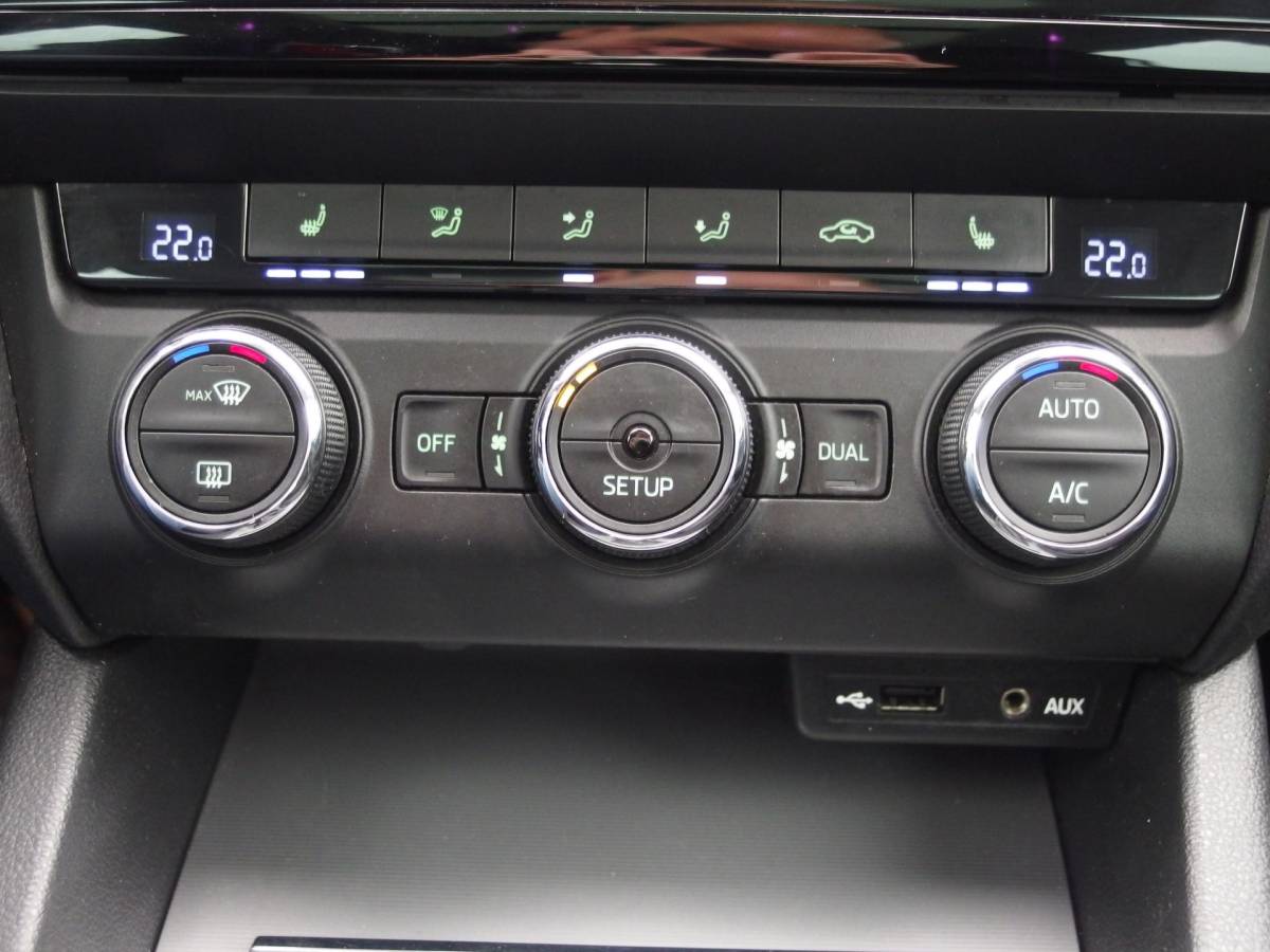 Škoda Octavia Škoda Octavia Combi Combi 1.2 TSI Greentech Elegance Businessline AUTOMAAT / TREKHAAK / RS-STOELEN /  XENON / PANORAMADAK / CANTON / KEYLESS / STOELVERW / GR NAVI / NL-AUTO