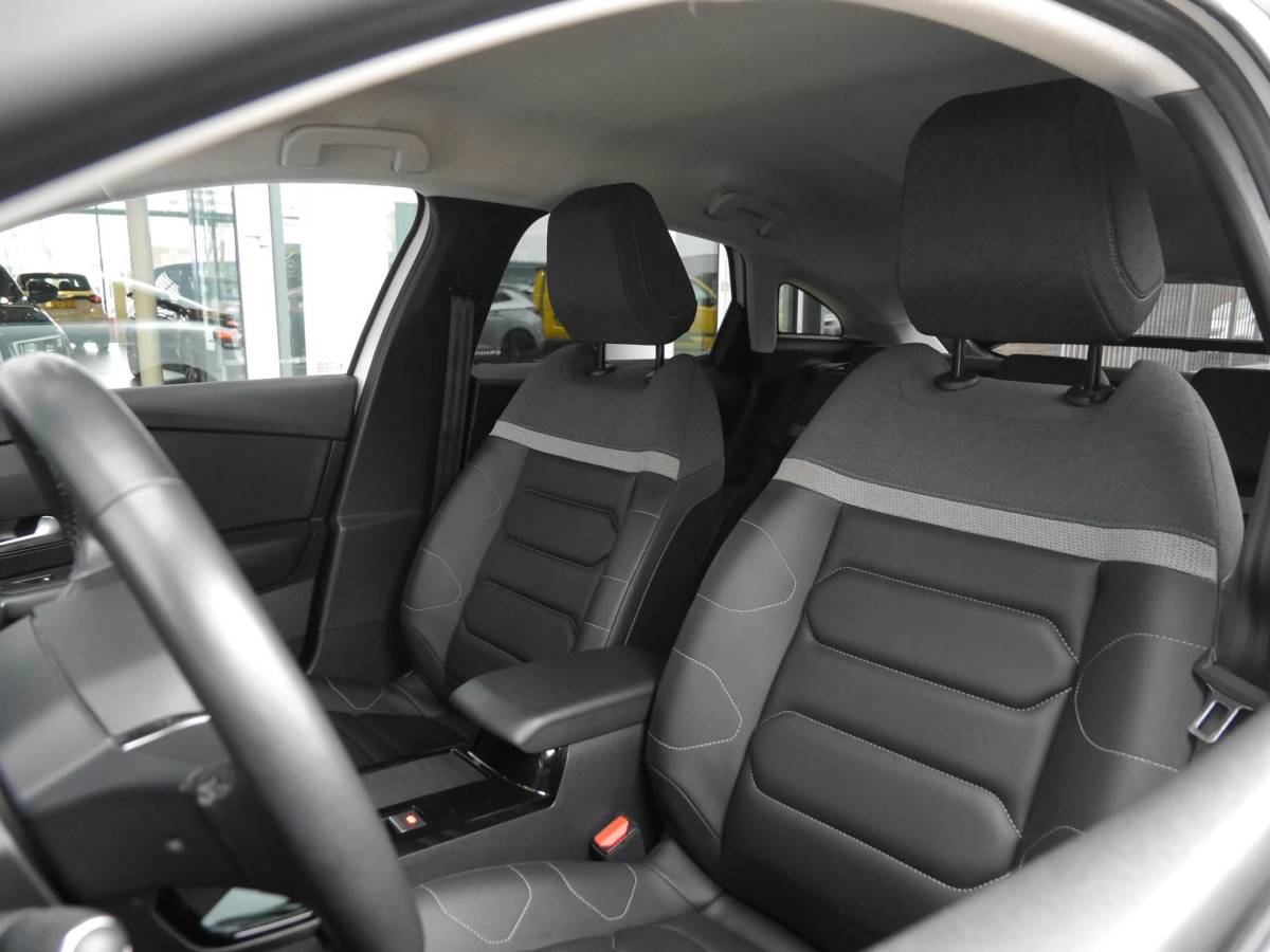 Citroën ë-C4 Citroen Ë-C4 Shine 50 kWh | Keyless entry en start | SOH 89.9% | 18 inch lichtmetalen velgen | Achteruitrijcamera | Adaptive cruise control | Head up display | Climate control | Extra getint glas