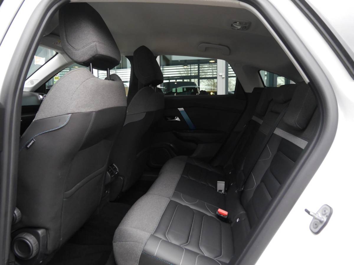 Citroën ë-C4 Citroen Ë-C4 Shine 50 kWh | Keyless entry en start | SOH 89.9% | 18 inch lichtmetalen velgen | Achteruitrijcamera | Adaptive cruise control | Head up display | Climate control | Extra getint glas