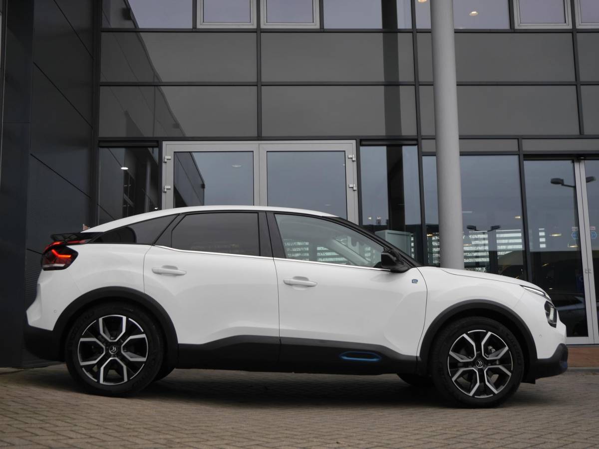 Citroën ë-C4 Citroen Ë-C4 Shine 50 kWh | Keyless entry en start | SOH 89.9% | 18 inch lichtmetalen velgen | Achteruitrijcamera | Adaptive cruise control | Head up display | Climate control | Extra getint glas