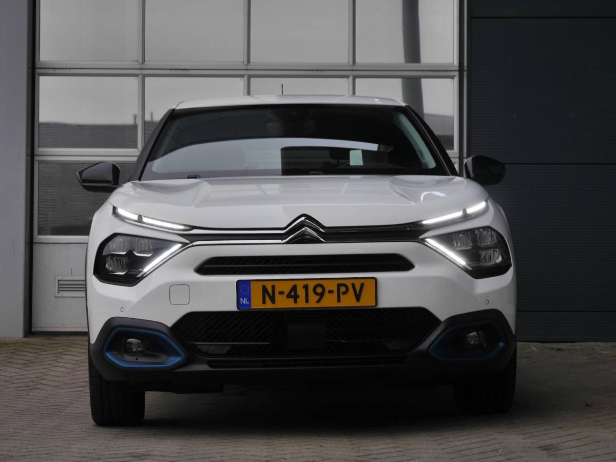 Citroën ë-C4 Citroen Ë-C4 Shine 50 kWh | Keyless entry en start | SOH 89.9% | 18 inch lichtmetalen velgen | Achteruitrijcamera | Adaptive cruise control | Head up display | Climate control | Extra getint glas