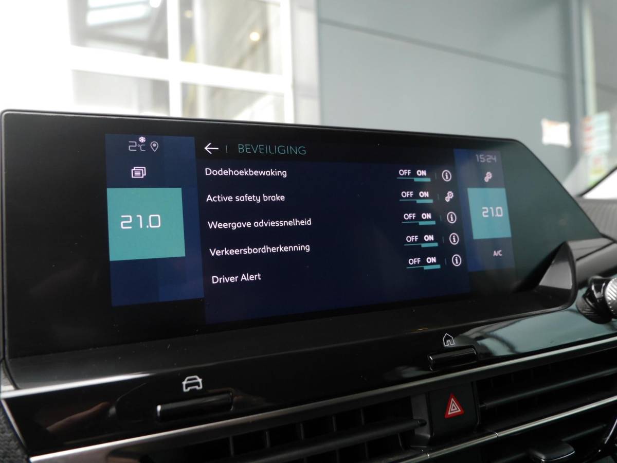 Citroën ë-C4 Citroen Ë-C4 Shine 50 kWh | Keyless entry en start | SOH 89.9% | 18 inch lichtmetalen velgen | Achteruitrijcamera | Adaptive cruise control | Head up display | Climate control | Extra getint glas