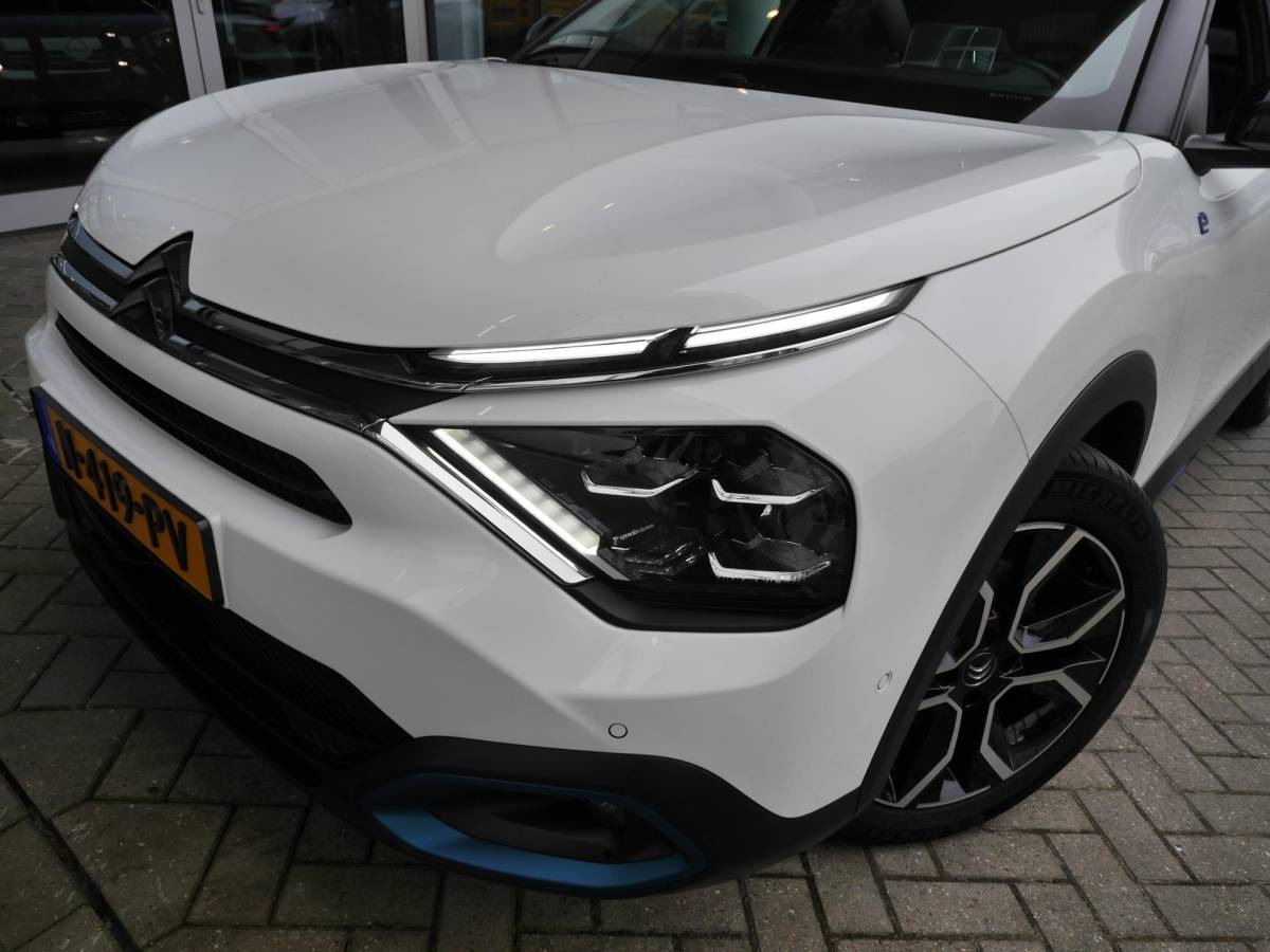 Citroën ë-C4 Citroen Ë-C4 Shine 50 kWh | Keyless entry en start | SOH 89.9% | 18 inch lichtmetalen velgen | Achteruitrijcamera | Adaptive cruise control | Head up display | Climate control | Extra getint glas