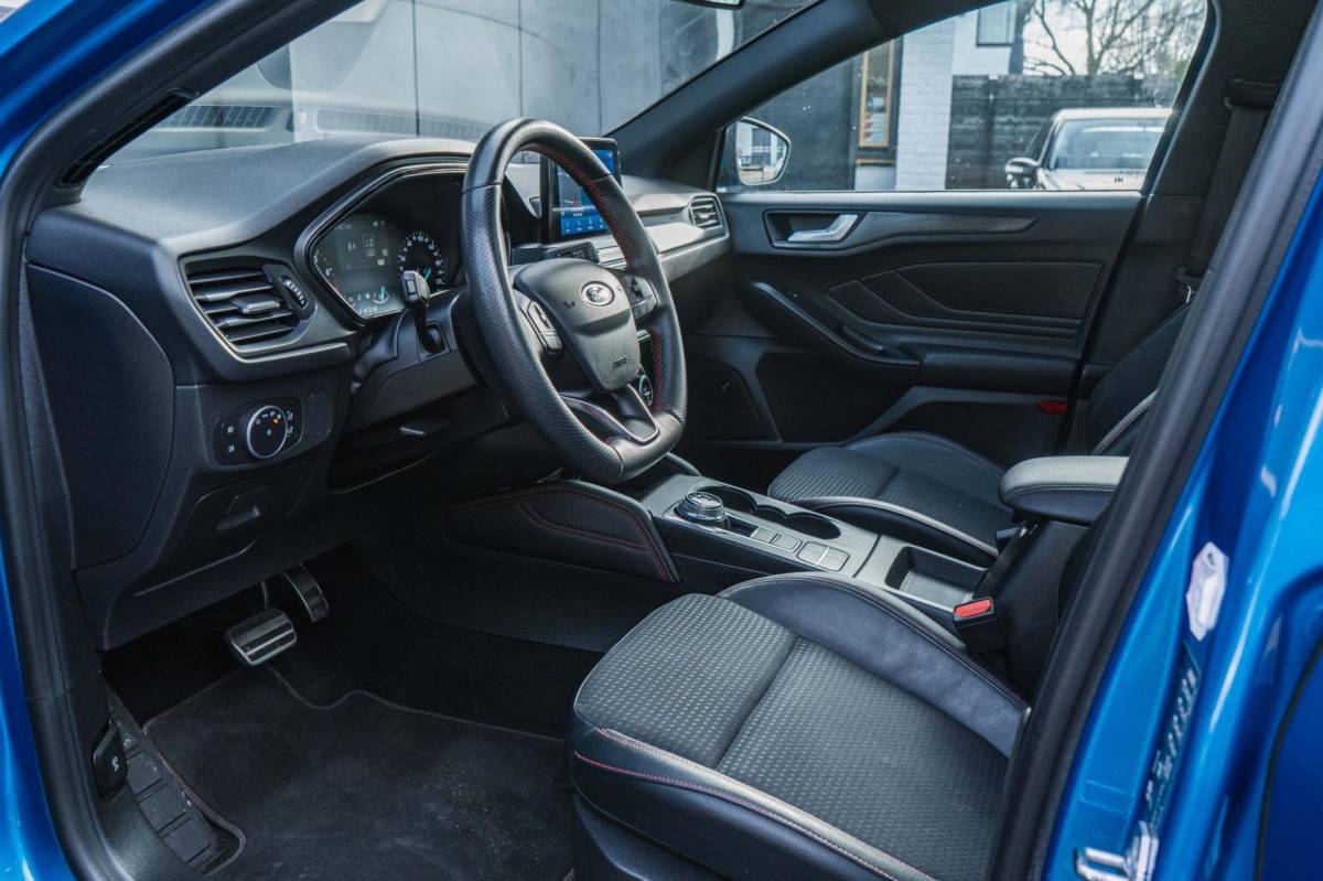 Ford Focus Ford FOCUS 1.5 EcoBoost ST Line X / Automaat / Pano / Winter pack!