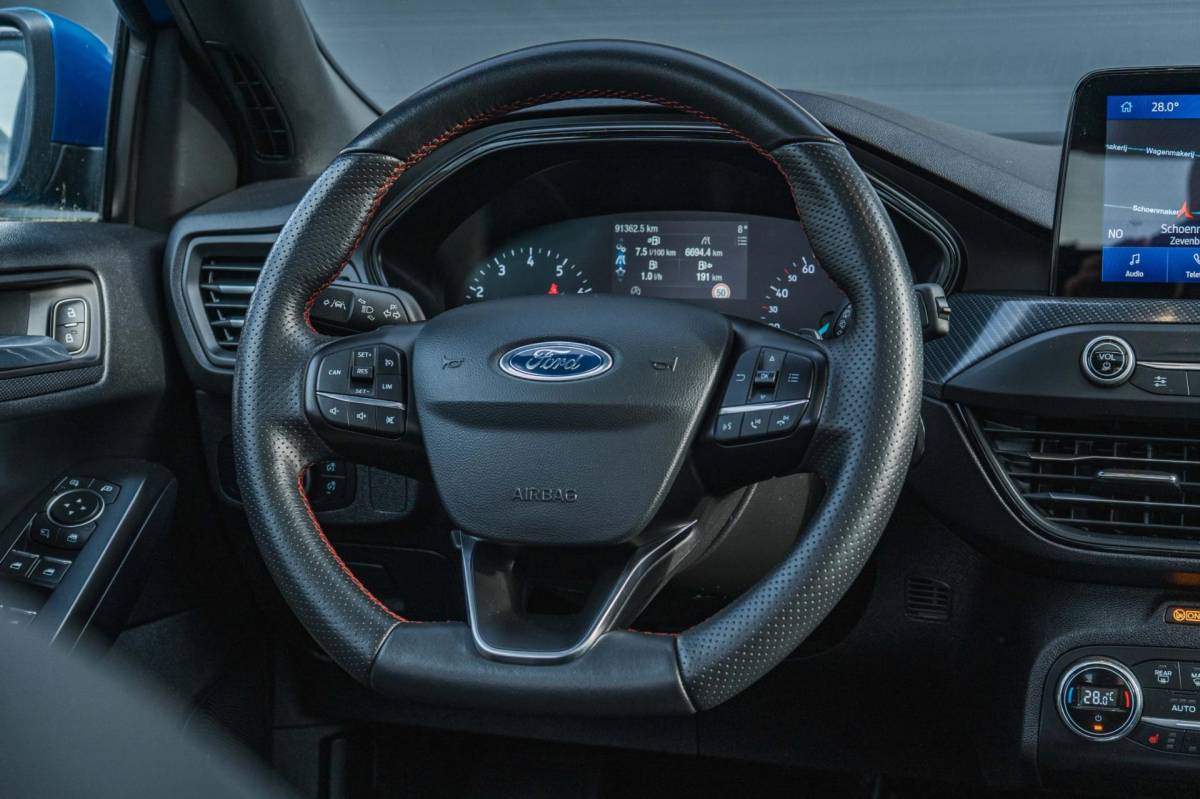 Ford Focus Ford FOCUS 1.5 EcoBoost ST Line X / Automaat / Pano / Winter pack!