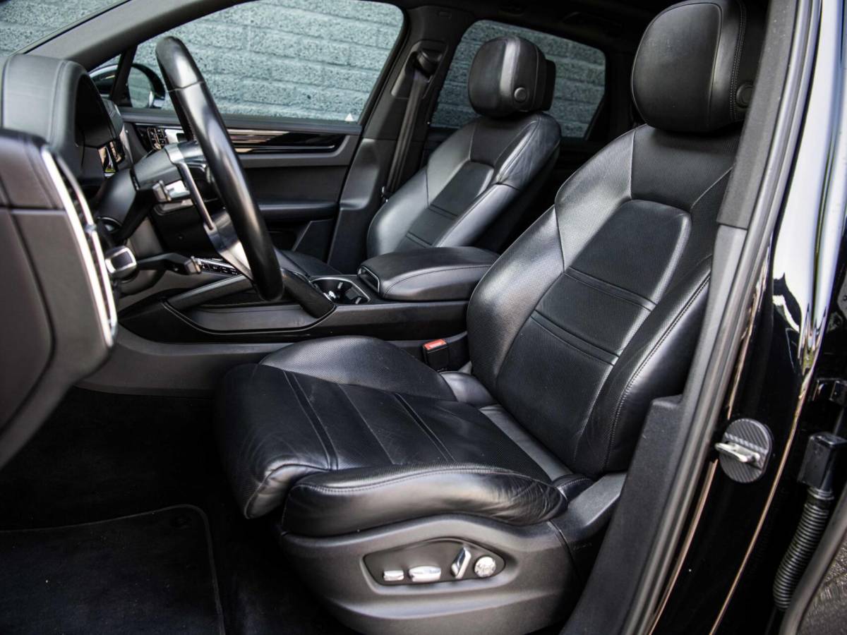 Porsche Cayenne Porsche Cayenne 3.0 V6 340PK Pano Stoelkoeling Bose ACC Sport Chrono Led Matrix 360 Camera Softclose Luchtvering Trekhaak