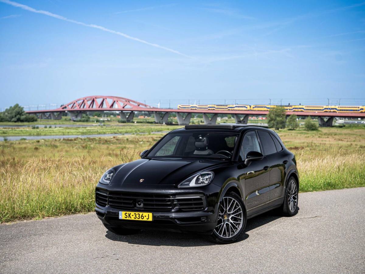 Porsche Cayenne Porsche Cayenne 3.0 V6 340PK Pano Stoelkoeling Bose ACC Sport Chrono Led Matrix 360 Camera Softclose Luchtvering Trekhaak