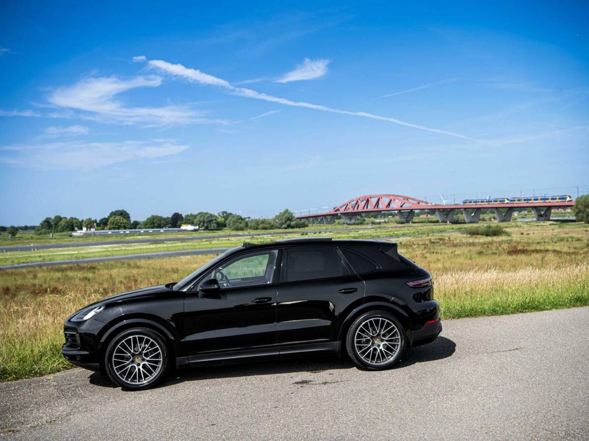 Porsche Cayenne Porsche Cayenne 3.0 V6 340PK Pano Stoelkoeling Bose ACC Sport Chrono Led Matrix 360 Camera Softclose Luchtvering Trekhaak
