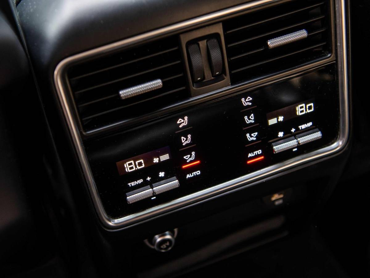 Porsche Cayenne Porsche Cayenne 3.0 V6 340PK Pano Stoelkoeling Bose ACC Sport Chrono Led Matrix 360 Camera Softclose Luchtvering Trekhaak