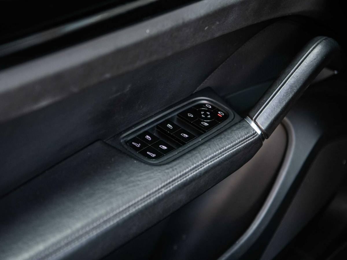 Porsche Cayenne Porsche Cayenne 3.0 V6 340PK Pano Stoelkoeling Bose ACC Sport Chrono Led Matrix 360 Camera Softclose Luchtvering Trekhaak