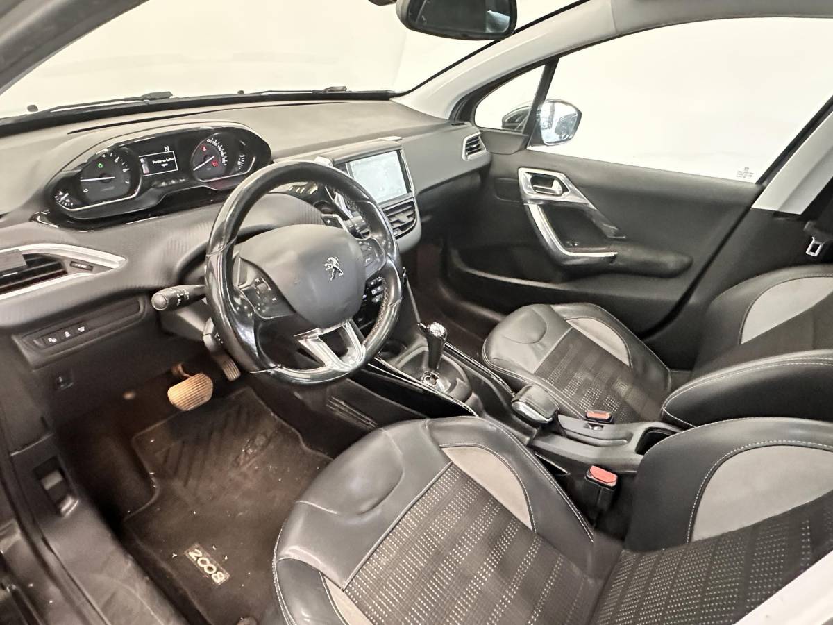 Peugeot 2008 Peugeot 2008 1.2 PureTech Allure Automaat Panoramadak Navigatie Cruise Control Airco 16″ LM Velgen