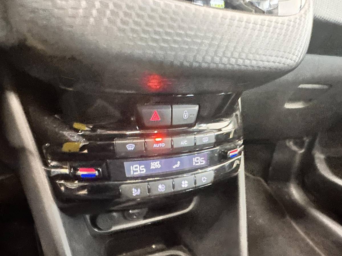 Peugeot 2008 Peugeot 2008 1.2 PureTech Allure Automaat Panoramadak Navigatie Cruise Control Airco 16″ LM Velgen