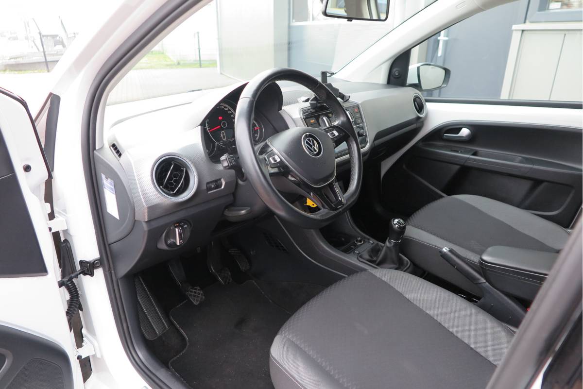 Volkswagen up! Volkswagen Up! 1.0 49kw 66pk Active, Cruisecontrol , Stoelverwarming , Navi via App, Achteruitrijcamera , Parkeersensoren , DAB+ radio , Multifunctioneel stuurwiel. etc.