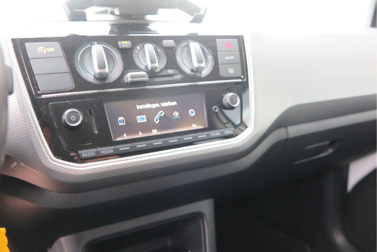 Volkswagen up! Volkswagen Up! 1.0 49kw 66pk Active, Cruisecontrol , Stoelverwarming , Navi via App, Achteruitrijcamera , Parkeersensoren , DAB+ radio , Multifunctioneel stuurwiel. etc.