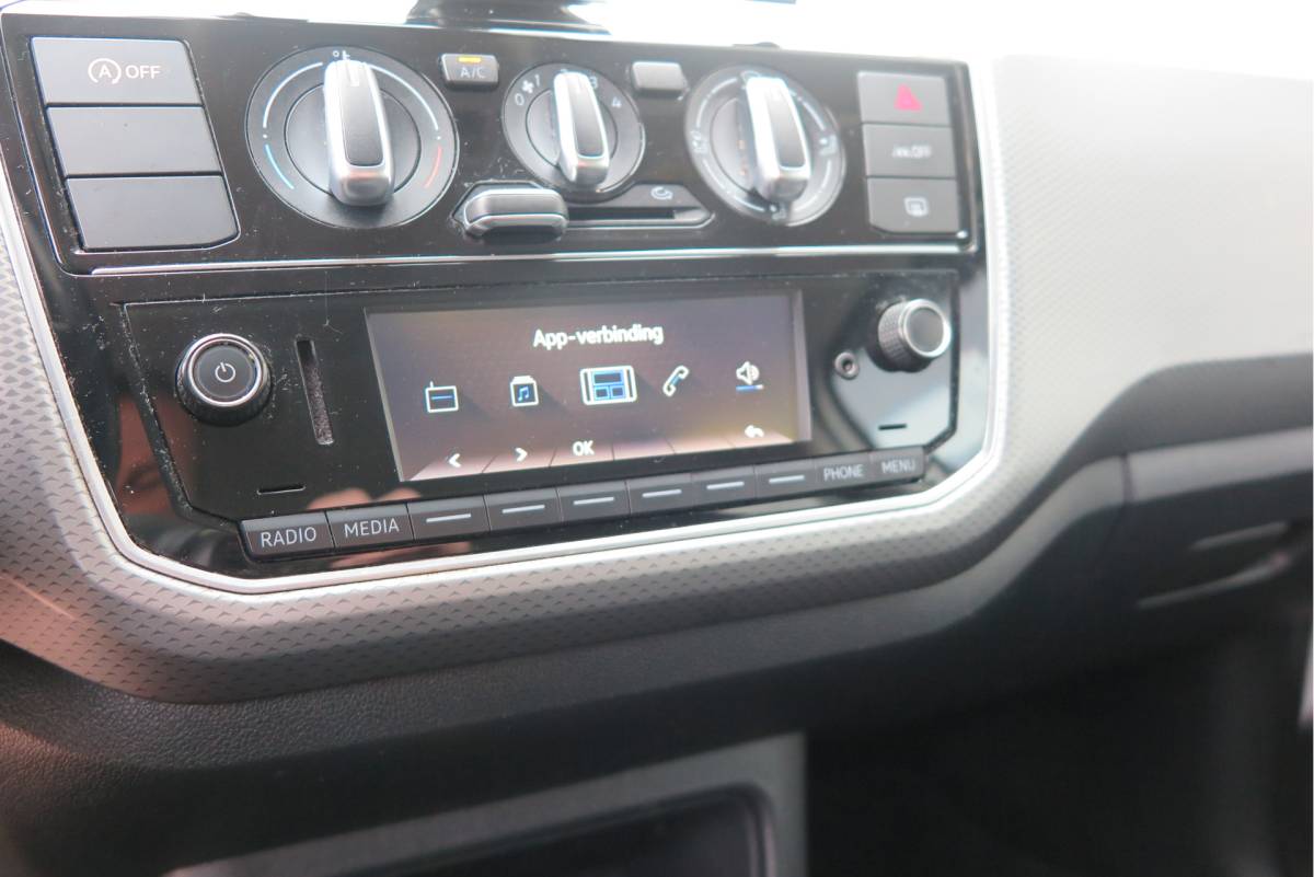 Volkswagen up! Volkswagen Up! 1.0 49kw 66pk Active, Cruisecontrol , Stoelverwarming , Navi via App, Achteruitrijcamera , Parkeersensoren , DAB+ radio , Multifunctioneel stuurwiel. etc.