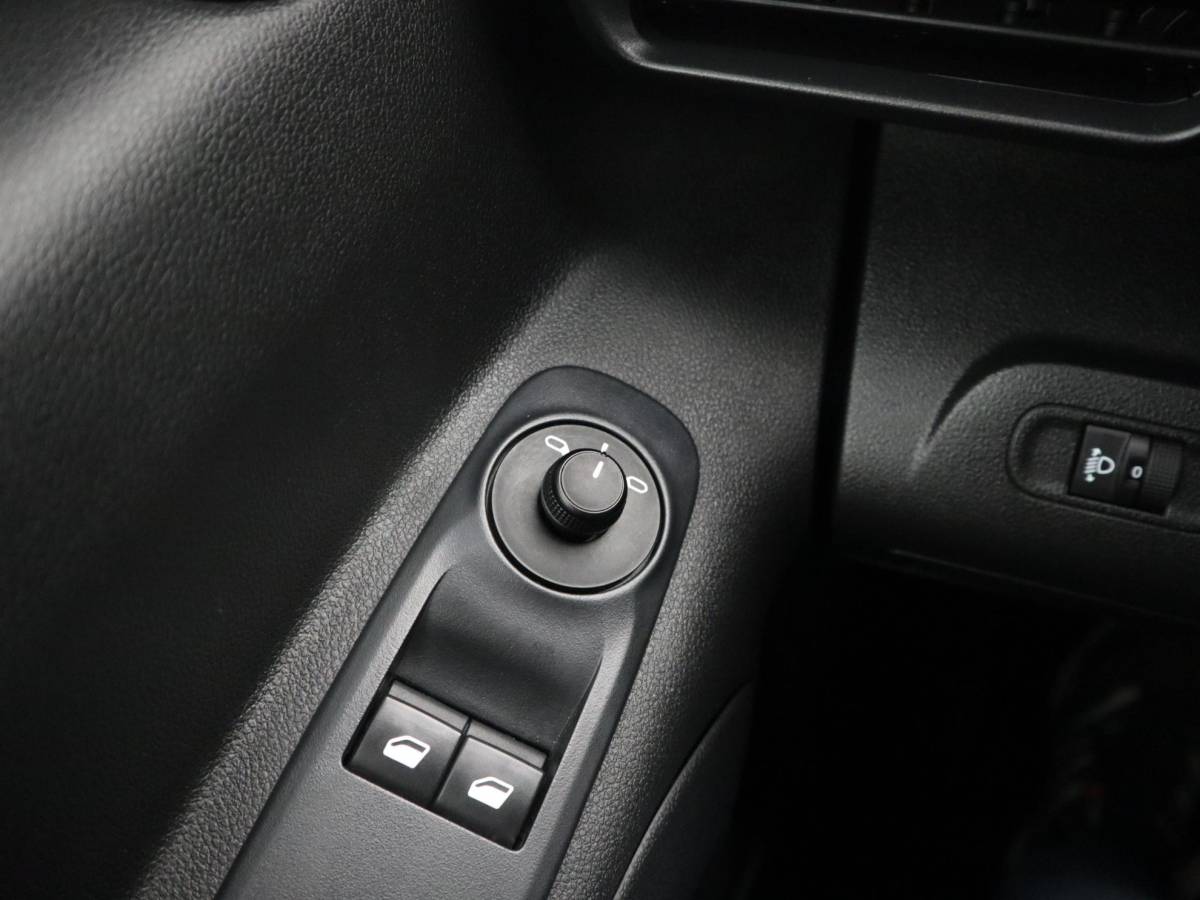 Peugeot Partner Peugeot Partner 1.5 BlueHDi 100 S&S L1 3 PERS / CARPLAY / NAVI / AIRCO / PDC / BLUETOOTH / CRUISE / NL-AUTO