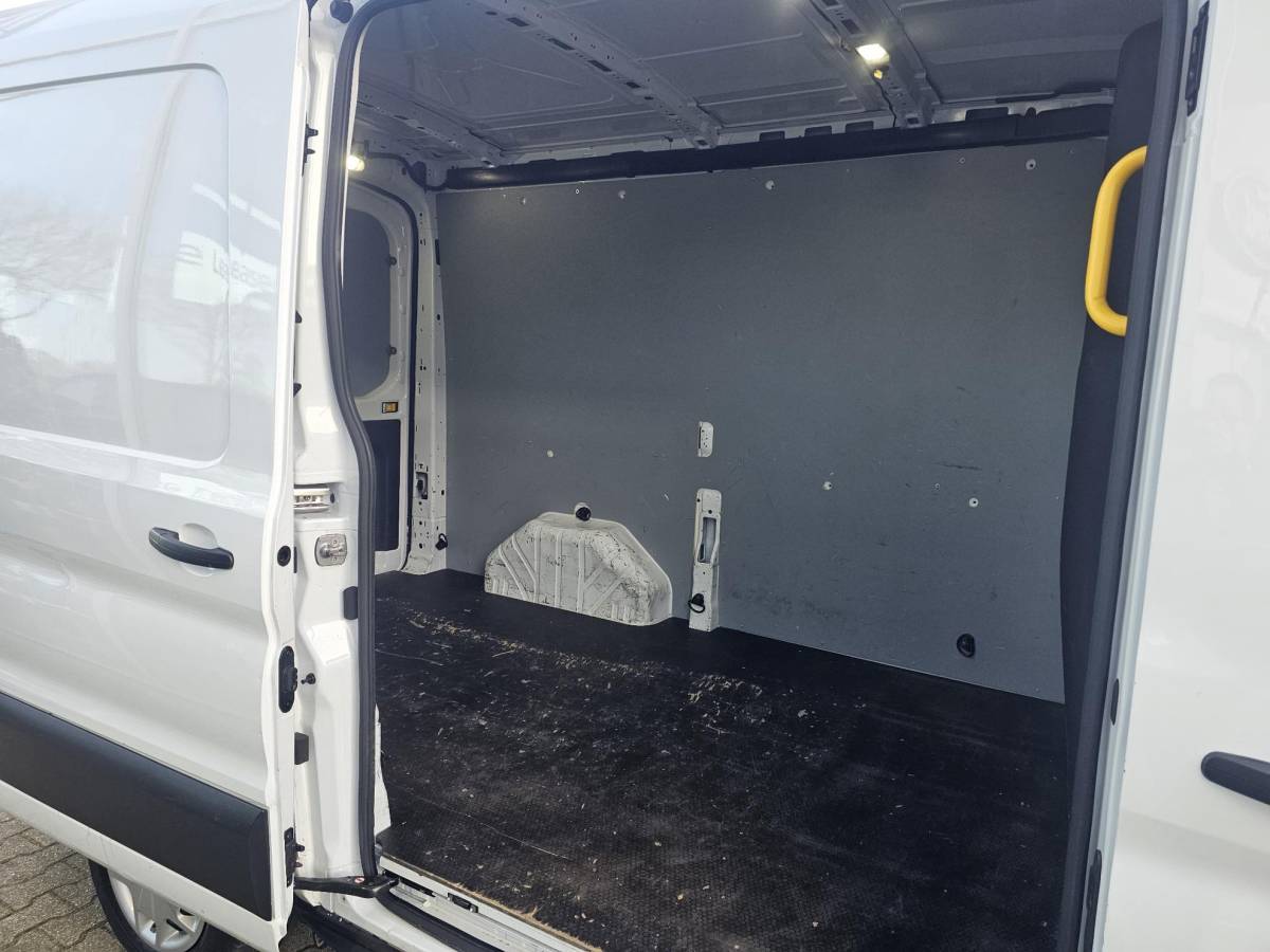 Ford Transit Ford Transit 350 2.0 TDCI L2H2 Trend | Automaat | Camera | Trekhaak | Cruise control | Lane assist | Voorruitverwarming | Bijrijdersbank
