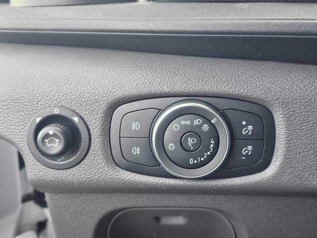 Ford Transit Ford Transit 350 2.0 TDCI L2H2 Trend | Automaat | Camera | Trekhaak | Cruise control | Lane assist | Voorruitverwarming | Bijrijdersbank