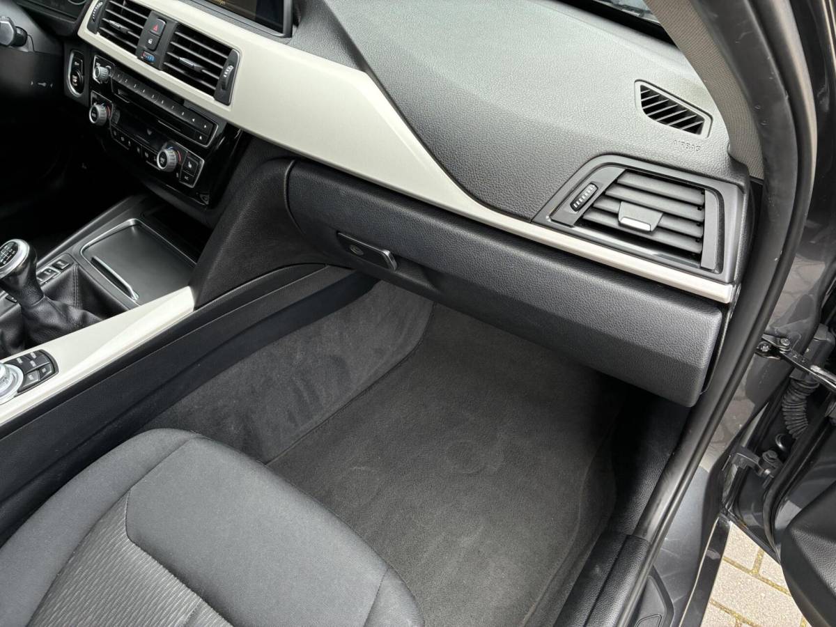 BMW 3 Serie BMW 3-serie Touring 318d | CLIMA | NAVI | STOELVERWARMING