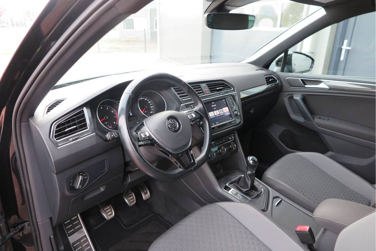 Volkswagen Tiguan Volkswagen Tiguan 1.4 TSI 92kw 125pk R-Line  Connected Series, Trekhaak afneembaar , Lane assist, Cruise control , Carplay , Navi, PDC, Achteruitrijcamera , LMV. Parkeerassistent . etc