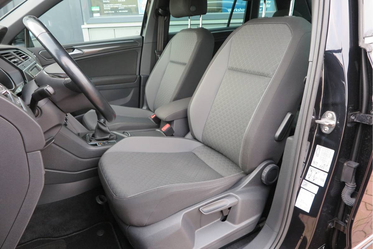 Volkswagen Tiguan Volkswagen Tiguan 1.4 TSI 92kw 125pk R-Line  Connected Series, Trekhaak afneembaar , Lane assist, Cruise control , Carplay , Navi, PDC, Achteruitrijcamera , LMV. Parkeerassistent . etc